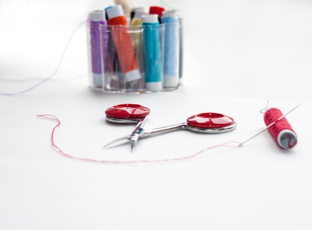 Warsztat haftu, igła w tkaninie